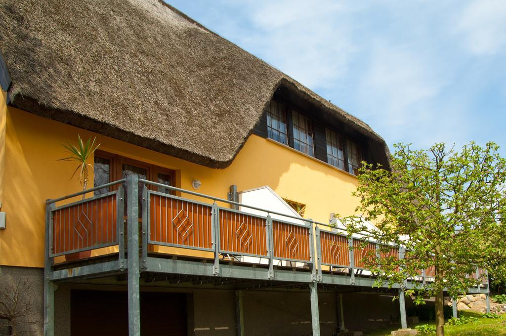 Hotel Ferien Unterm Reetdach In Gohren Goehren  Exterior foto