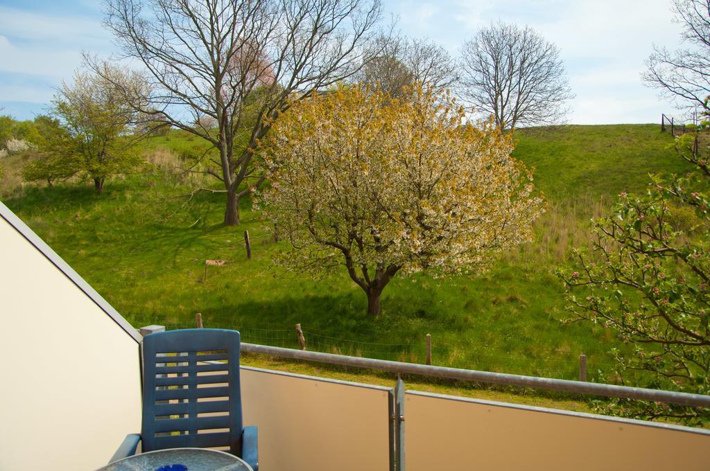 Hotel Ferien Unterm Reetdach In Gohren Goehren  Exterior foto