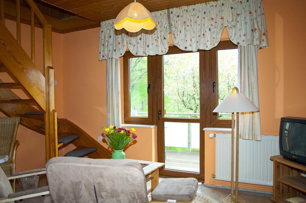 Hotel Ferien Unterm Reetdach In Gohren Goehren  Exterior foto