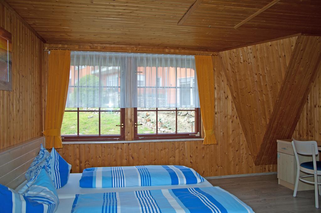 Hotel Ferien Unterm Reetdach In Gohren Goehren  Exterior foto